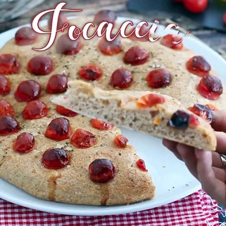 Focaccia semintegrale con pomodorini