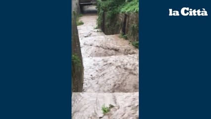 Video herunterladen: Maltempo, allagamenti e disagi in varie zone di Salerno