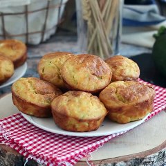 Muffin salati con zucchine e formaggio caprino