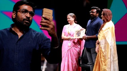 Download Video: Vijay Sethupathy At IFFI 2023: തിരക്കിനിടയിലും കുട്ടി ആരാധകനെ വീഡിയോ കോൾ ചെയ്ത് വിജയ് സേതുപതി