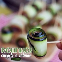 Rolinhos de curgete (abobrinha) e salmão fumado