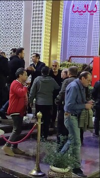 أحمد خالد صالح يتلقى عزاء الراحل طارق عبد العزيز بجوار ابنه بحضور صلاح عبد الله والعديد من نجوم الفن