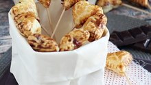 Folhados de coração com recheio de framboesa e chocolate. são chamados também de pie pops