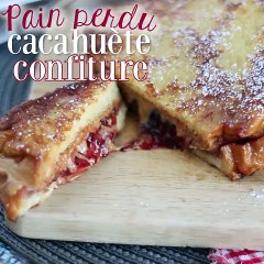 Pain perdu au beurre de cacahuètes et confiture de fruits rouges