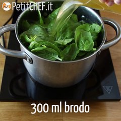 One pot pasta con spinaci, pollo e formaggio caprino fresco