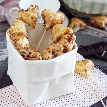 Coeurs feuilletés extra croustillants pie pops à la framboise et chocolat