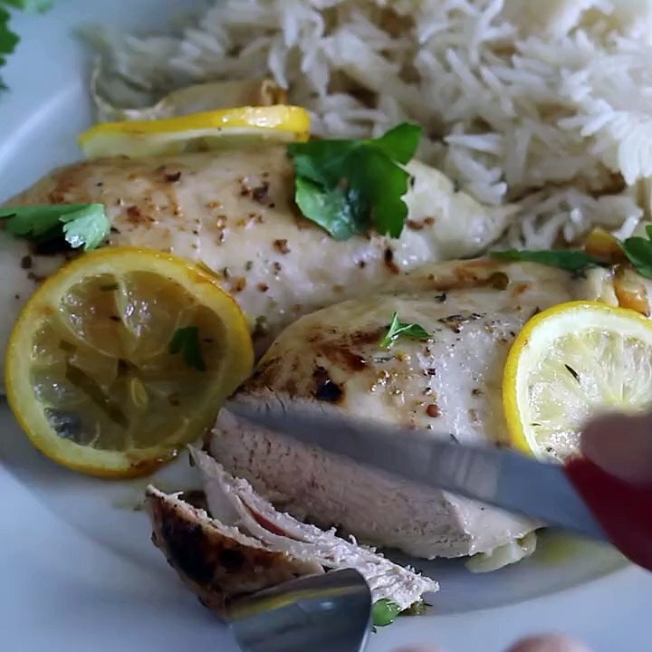 Pollo al limone al forno, la ricetta facile e leggera ideale sia per pranzo che per cena