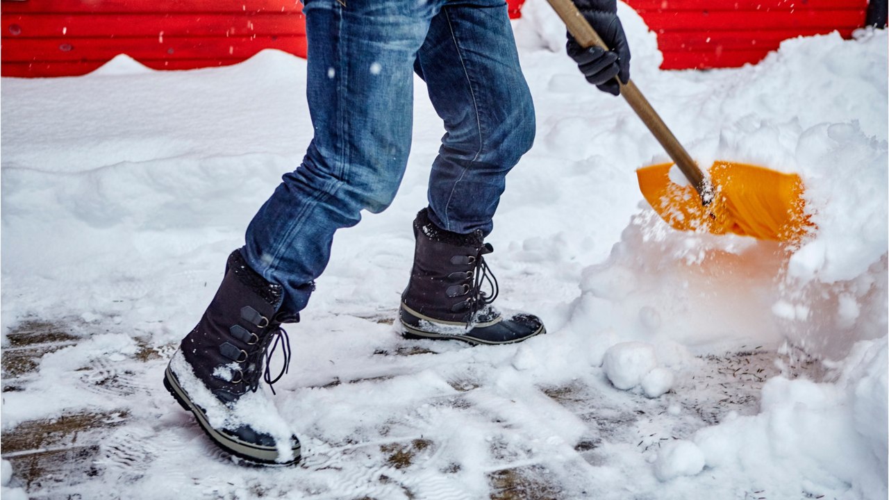 So geht das Schneeschippen nicht auf den Rücken