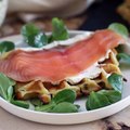 Waffle salati ripieni con salmone affumicato e formaggio fresco