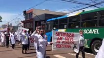 Enfermeiros realizam passeata pedindo aumento salarial