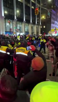 Regardez les images de ces manifestants pro-palestiniens qui ont tenté de perturber hier soir à New York l'allumage du sapin de Noël au Rockefeller Center