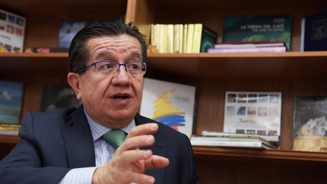 Todas las vacunas contra el Covid-19 pasaron por las fases de investigación y eso salvó la vida de muchos colombianos : exministro de Salud Fernando Ruiz