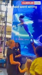 Denizkızının kostüm kuyruğu akvaryuma sıkışınca az daha  boğuluyordu