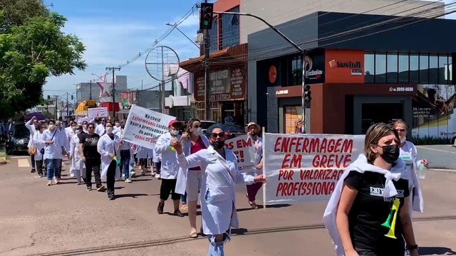 Servidores Municipais de Enfermagem fazem passeata até a Secretaria de Saúde