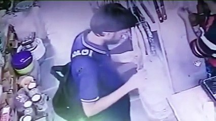 तिहरा हत्याकांड करने से पहले पहुंचा चाकू खरीदने पहुंचा : देखें वीडियो