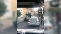 Arabasına çarpan sürücüye kırılan tamponla saldırdı