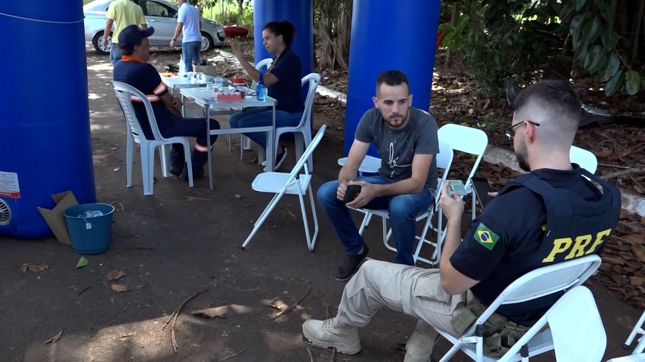 PRF faz ação para conferir saúde de motoristas nas rodovias federais Testes com óculos especiais simulam ação do álcool e cansaço