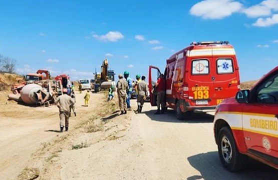 Caminhão tomba em local de trabalhos da Transposição do Rio São Francisco, na região de Cajazeiras