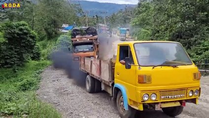 Truck Tak Kuat Nanjak - Dibantu Tarik Truck Umplung Di Batu Jomba - Truck Oleng