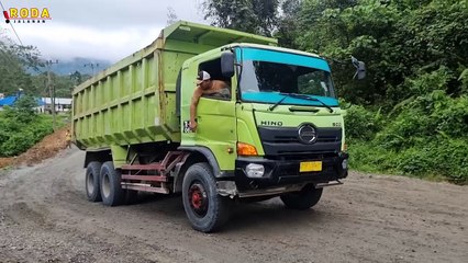 Sopir Truk Saling Bantu Melewati Tanjakan Licin Batu Jomba