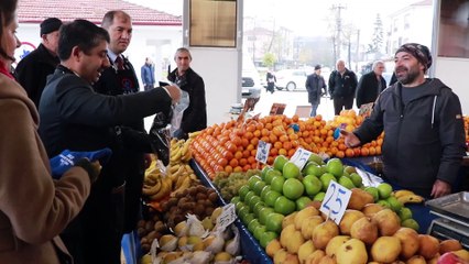 Başkan Özlü’den pazarcı esnafına hediye