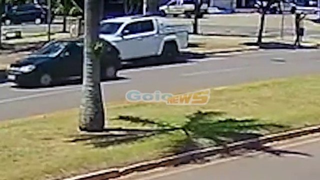 Vídeo mostra ladrões roubando camioneta de empresário no centro de Goioerê