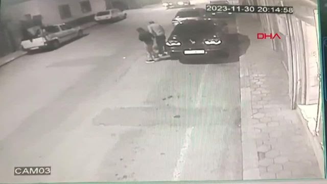 Kamyonetin açılan kapağı kadının başına çarptı, sürücü kaçtı