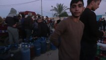 كاميرا العربية ترصد طوابير النازحين أمام محطات توزيع الغاز في غزة قبل ساعات من نهاية الهدنة