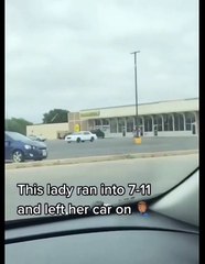 Un homme saute sur une voiture incontrôlable pour la stopper... Joli