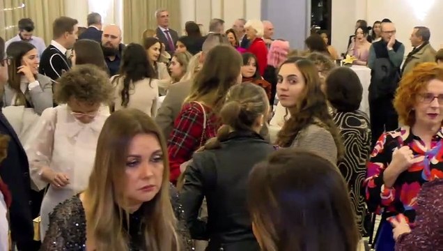 El Hotel Real recibe la Navidad con el encendido de luces de su árbol