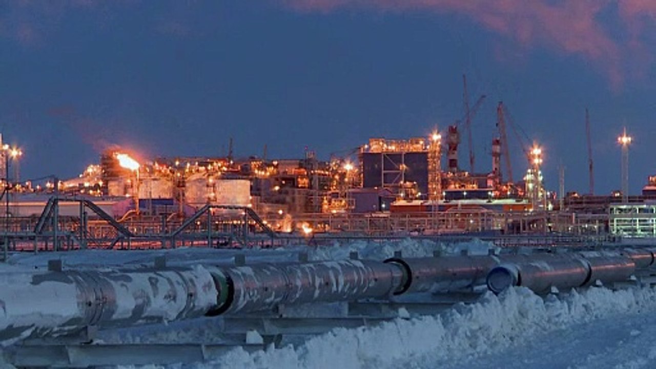 OPEP+ reduce aún más la producción para frenar caída de precios del petróleo