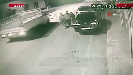 Yolda yürüyen kadına kamyonetin kapağı böyle çarptı