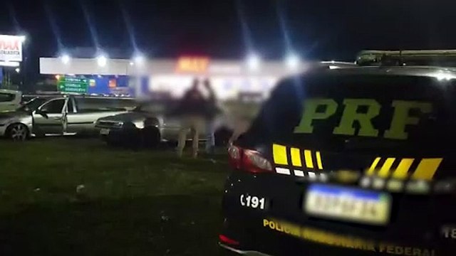 PRF aborda condutores de veículos no Trevo do Guarujá