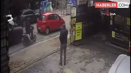 Motosiklet ters şeritten gelen minibüsün altında kaldı, kaza anı kamerada