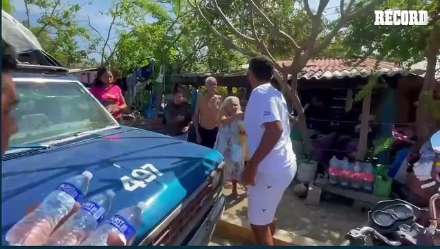 Bryan Mendoza entregó víveres a damnificados por Huracán Otis