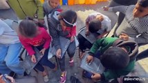 Medio Oriente, un insegnante palestinese insegna agli studenti nei cortili