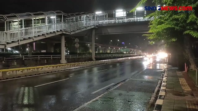 Truk Semen Tabrak Pembatas Tol Dalam Kota di Tebet, Diduga Akibat Jalan Licin