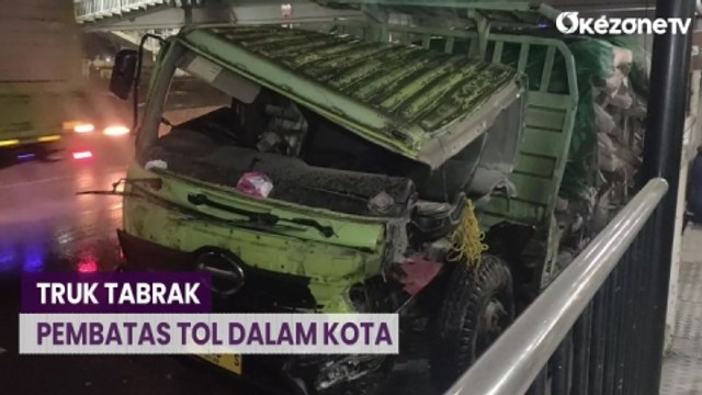 Diduga Akibat Jalan Licin, Truk Angkut Semen Tabrak Pembatas Tol Dalam Kota di Tebet