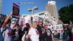 شاهد: عائلات كيبوتس كفار عزة تتظاهر في تل أبيب للمطالبة بالإفراج عن أقاربهم
