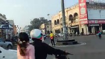 Video :हजरतगंज चौराहे पर खतरनाक स्टंट कर रहे बच्चे  को पुलिस ने पकड़ा