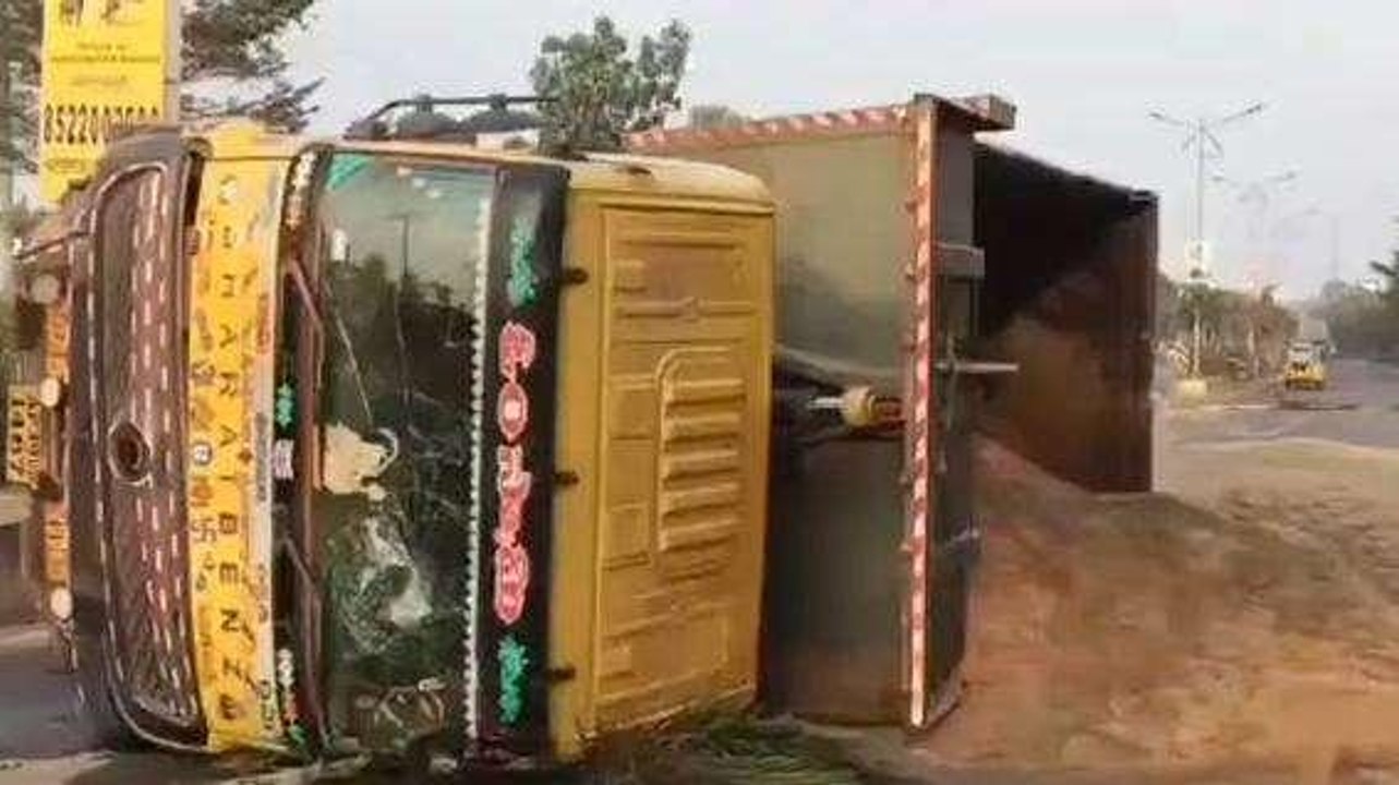కాకినాడ జిల్లా: తృటిలో తప్పిన పెను ప్రమాదం
