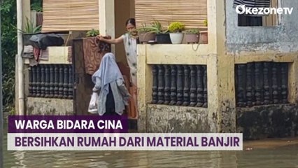 Banjir Masih Setinggi 50 Sentimeter, Warga Bidara Cina Mulai Bersihkan Rumah