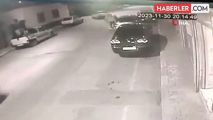 Yolda yürüyen kadına kamyonetin kapağı çarptı