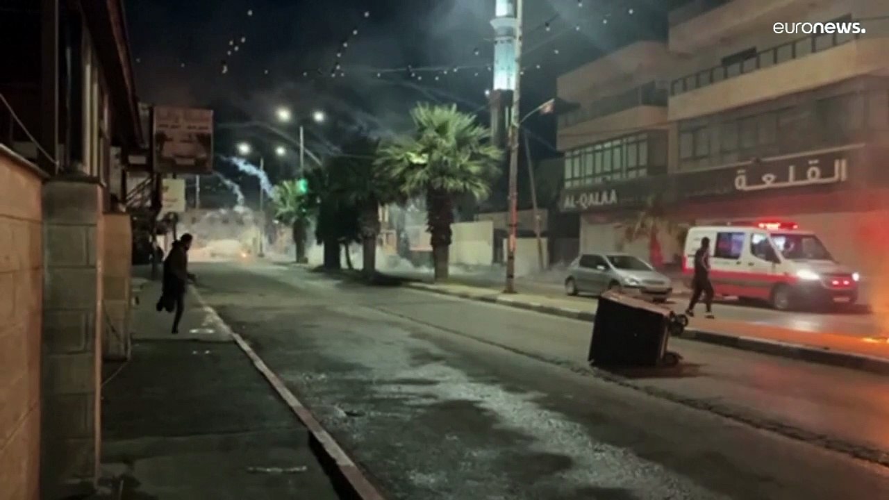 بالغاز والرصاص المطاطي.. الجيش الإسرائيلي يفرق الفلسطينيين الذين تجمعوا للترحيب بالأسرى المفرج عنهم