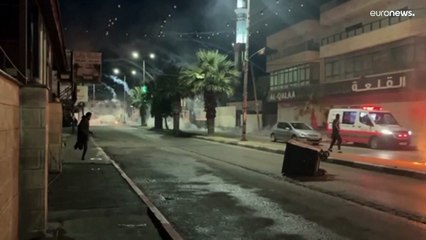 بالغاز والرصاص المطاطي.. الجيش الإسرائيلي يفرق الفلسطينيين الذين تجمعوا للترحيب بالأسرى المفرج عنهم