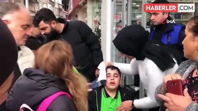 Köpek tarafından kovalanan çocuk az kalsın yoldan geçen arabanın altında kalıyordu