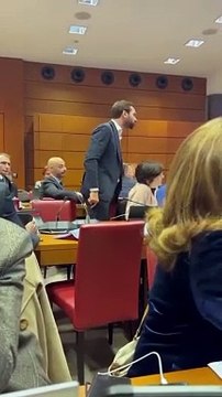 Les images du sérieux incident qui s'est produit en commission des lois, quand le député Insoumis Ugo Bernalicis se lève et se met à hurler puis à taper sur la table