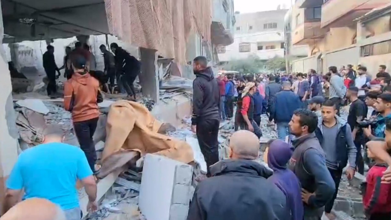 دمار كبير بأحد منازل خان يونس إثر قصف إسرائيلي عنيف