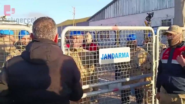 Özak Tekstil direnişi 5'inci gününde: Jandarma barikat kurdu, işçileri fabrikanın önüne sokmadı