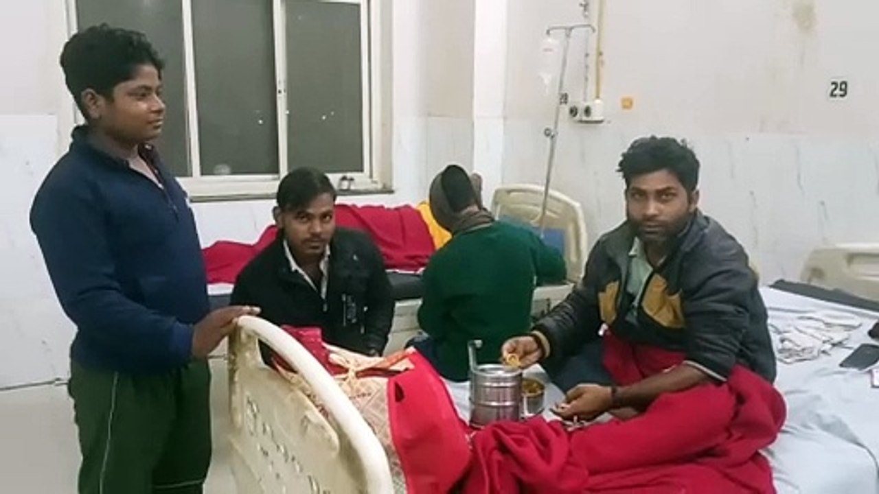 गुलाब जामुन खाते ही बाराती और घराती इस कदर हुए बीमार...गांव में मचा हडक़ंप